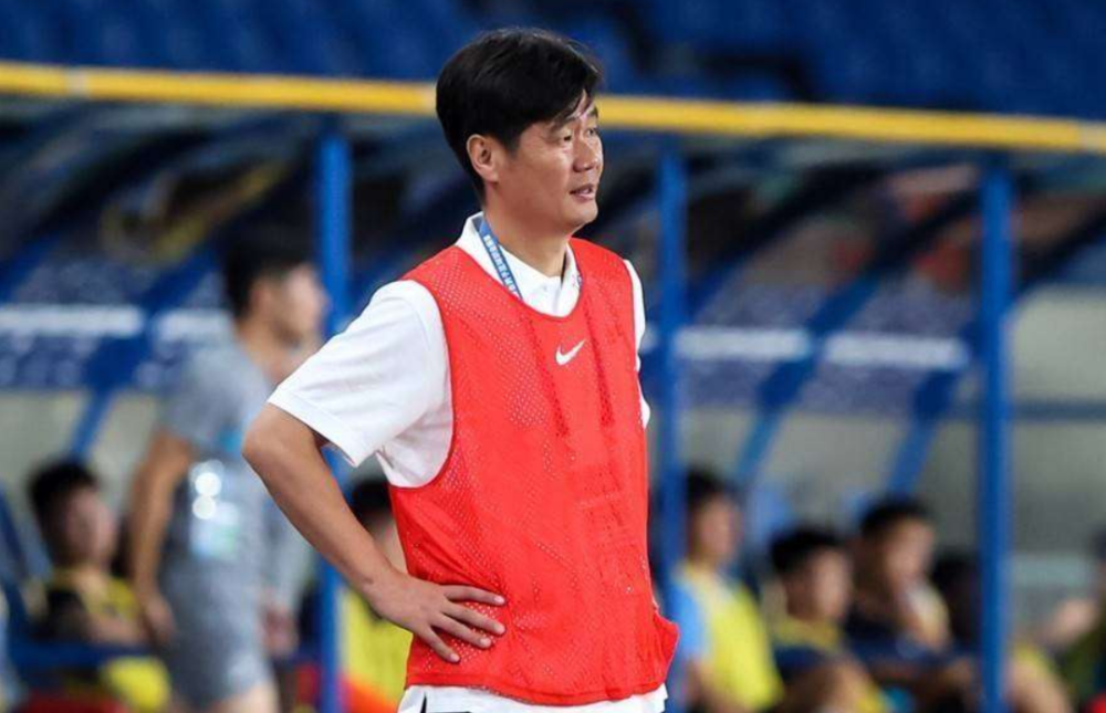 今晚体能课后，辽宁本钢主帅复盘备战中超，赛场秩序良好，赛季目标并未改变